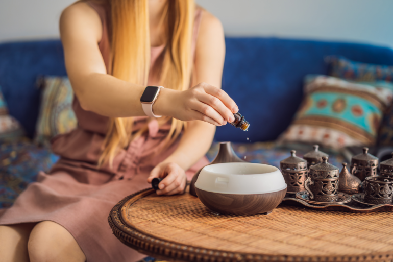 Druppel je favoriete etherische olie in het waterreservoir van de aroma diffuser