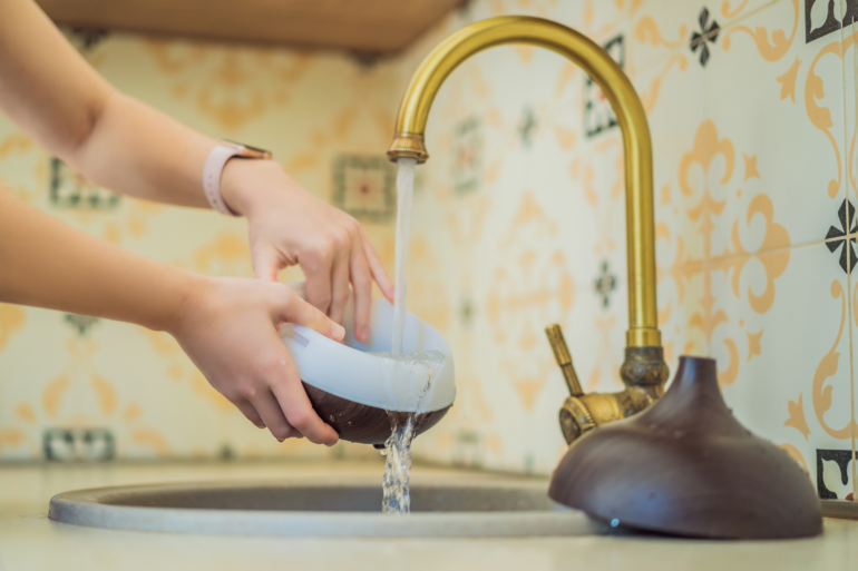 Maak de diffuser schoon met water uit de kraan.